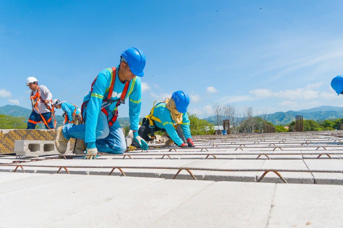 ConstructoraSV's tweet photo. 🏗️ ¡El nuevo Mercado de Nueva Concepción sigue en ejecución! 📍
En  Chalatenango Centro avanzamos en la colocación de bloques, trazado de columnas de la terraza

Muy pronto, comerciantes y clientes contarán con un moderno, funcional, seguro e higiénico mercado. https://t.co/uRDkJ1yY5h