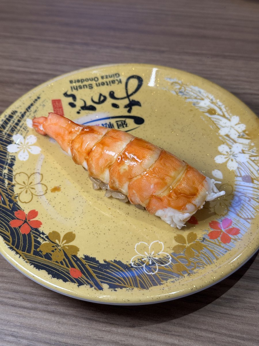 oohs00's tweet photo. มีโอกาสได้มาลอง Kaiten Sushi Ginza Onodera ที่เปิดวันนี้วันแรก ขอเล่าแบบไม่ได้เรียบเรียงใดๆ

- ได้โต๊ะด้านหน้าร้าน (ไม่มีสายพาน) ความต่างคือนั่งแบบโต๊ะจะได้ถั่วแระญี่ปุ่นฟรี 2 คนต่อ 1 จาน ในขณะที่คนนั่งสายพานถั่วแระจะไหลมาให้หยิบเรื่อยๆ รวมถึงหนังปลาทอดฟรีที่คนนั่งโต๊ะไม่ได้กิน https://t.co/gfxXn4Zk9H