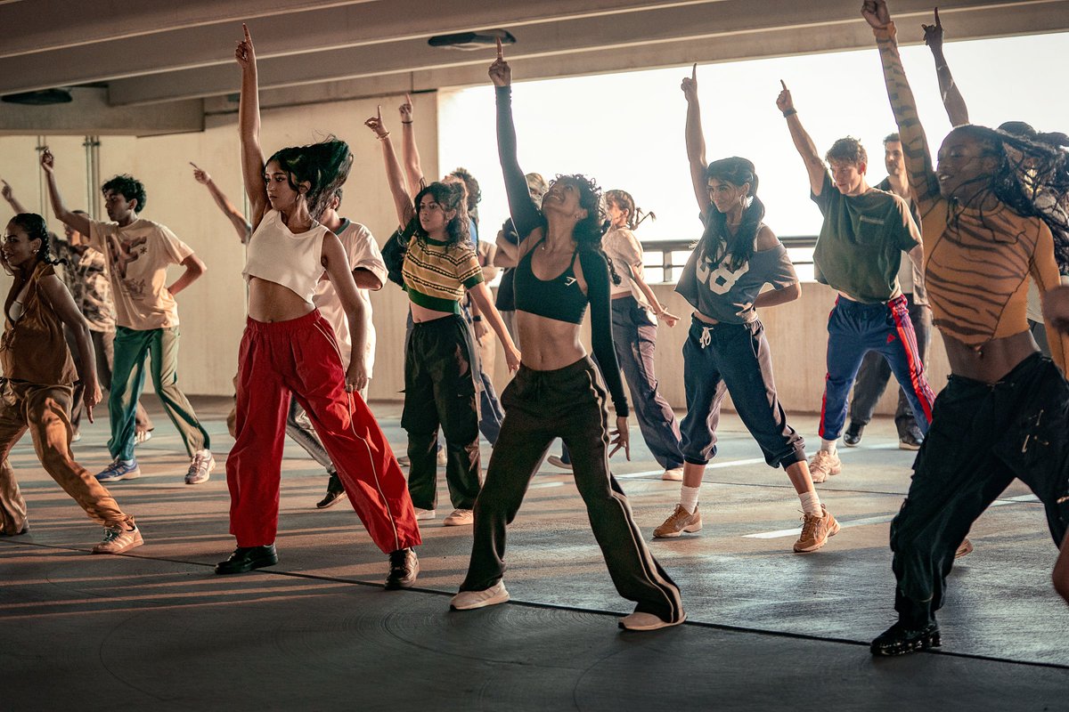 NetflixBrasil's tweet photo. JÁ TÔ OBCECADA POR ELES! ✨

Essas são as primeiras imagens de Conforme a Música, novo filme de comédia estrelado por Maitreyi Ramakrishnan, Priyanka Kedia e Hasan Minhaj, ambientado no universo das competições universitárias de dança inspiradas em Bollywood. Estreia no dia 18 de setembro!