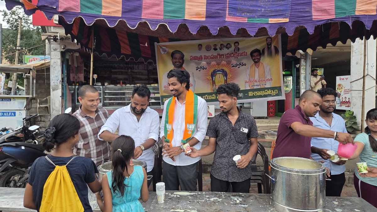 BJYMVIZAG4's tweet photo. ఉత్తరాంధ్ర ఆరాధ్య దైవం శ్రీశ్రీశ్రీ వరాహలక్ష్మీ నరసింహ స్వామి వారి సింహాచల గిరి ప్రదక్షిణ సందర్భంగా విశాఖ జిల్లా యువ మోర్చా ప్రధాన కార్యదర్శి శ్రీ వెంకటేష్ పట్నాయక్ గారి ఆధ్వర్యంలో ఏర్పాటు చేసిన సేవ కార్యక్రమంలో #BJYM  జిల్లా అధ్యక్షులు @ippilimurthy3 గారు పాల్గొనడం జరిగింది. https://t.co/d0PLG5I1kK