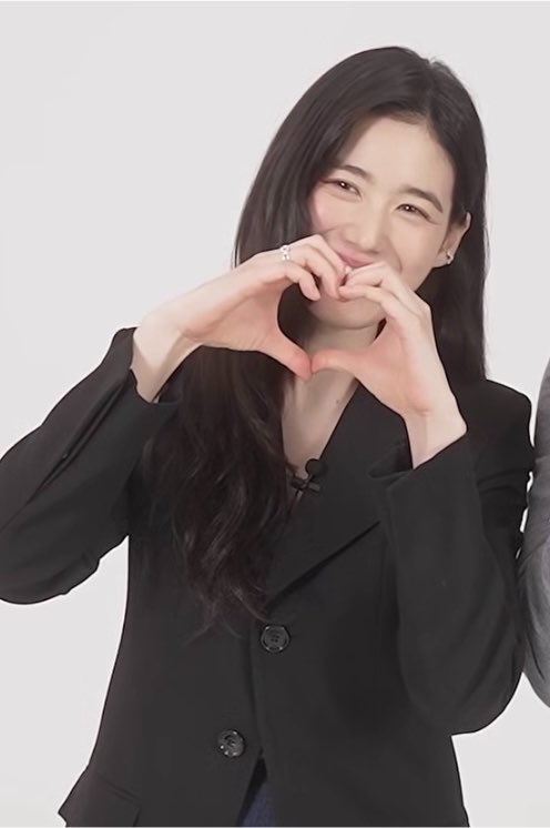 __lily_u's tweet photo. 어머니 은채가 하트를 너무 잘해요~~ https://t.co/eibZSfGztg