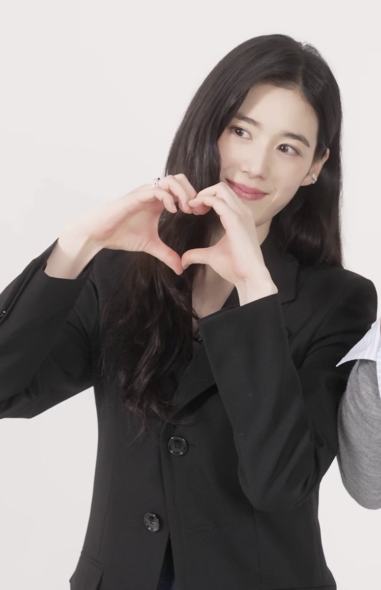 __lily_u's tweet photo. 어머니 은채가 하트를 너무 잘해요~~ https://t.co/eibZSfGztg