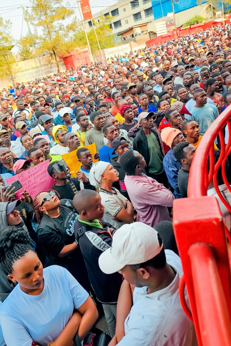 JustinNsengima's tweet photo. Abatuye i #Goma  bamaganye Tshisekedi n’ibihano byafatiwe AFC/M23
==================/==/==/====
 
Abaturage babarirwa mu bihumbi babyukiye mu mihanda yo mu Mujyi wa Goma  muri Repubulika Iharanira Demokarasi ya Congo bamagana umugambi wa Perezida Félix Tshisekedi wo guhindura Itegeko Nshinga n’ibihano akanama k’Umuryango w’Abibumbye gashinzwe umutekano kafatiye abayobozi b’ihuriro AFC/M23.
Iyi myigaragambyo yateguwe na sosiyete sivile zikorera muri iyi mijyi mu kugaragaza ko ibihano akanama ka Loni kafatiye Umuyobozi Mukuru wa AFC/M23, Corneille Nangaa; Umuyobozi ushinzwe ubutasi muri iri huriro, Col Nzenze Imani n’Umugaba Mukuru wa MRDP Twirwaneho, Brig Gen Charles Sematama, bibogamye.

Izi sosiyete sivile zari zateguje ko zamagana uburyo Perezida Tshisekedi akomeje gushaka uko yayobora igihugu muri manda zirenze ebyiri, binyuze mu guhindura Itegeko Nshinga. Zimushinja kuyobora igihugu nabi, bityo ko akwiye kuva ku butegetsi, agasimburwa n’umuyobozi ushoboye.

Mbere yo kujya mu myigaragambyo, ku wa 27 Nyakanga abayobozi bo muri izi sosiyete sivile babanje gusaba ba Meya b’iyi mijyi yombi uburenganzira bwo kuyitangiza no kubungabunga ituze ry’abayitabira, na bo babasezeranya ko bazabarinda.

Nyuma y’ubukangurambaga bw’izi sosiyete sivile, byagaragaye ko aba baturage bo muri bice bigenzurwa na AFC/M23 kuva mu ntangiriro z’umwaka ushize bari biteguye kuyishyigikira ku bwinshi no kwereka Tshisekedi ibice bigenzurwa n’iri huriro bitekanye, bitandukanye n’ibigenzurwa na Leta.

Aba baturage bari bafite ibyapa byamagana ubutegetsi bwa Tshisekedi n’ibitero bimaze imyaka myinshi bigabwa n’umutwe w’iterabwoba wa ADF mu Mujyi wa Beni mu Ntara ya Kivu y’Amajyaruguru ndetse n’ibyo Leta igaba muri Komini ya Minembwe mu Ntara ya Kivu y’Amajyepfo.

Ubutumwa aba baturage bari bafite burimo ubugira buti “Ntitwishimiye ibihano Loni yafatiye abanyamuryango ba AFC/M23 nta mpamvu n’imwe bishingiyeho”, ubundi bugaragaza ko kuva iri huriro ryafata Goma na Bukavu, iyi mujyi itekanye, yunze ubumwe, ifite amazi meza, ifite amashanyarazi kandi ko ikomeje gutera imbere.

Abatuye i Goma bari bafite ubutumwa bugira buti “Twebwe abatuye mu Ntara ya Kivu y’Amajyaruguru, twamaganye umushinga wo guhindura Itegeko Nshinga na Leta ya Kinshasa iri guhungabanya ibice AFC/M23 yagaruyemo umutekano.”

I Bukavu, umwe mu bagize sosiyete sivile yagize ati “Twigaragambije kubera ko tutemera ihindurwa ry’Itegeko Nshinga kandi dushaka amahoro. Dushaka ko ibiganiro bitangira vuba kugira ngo haboneke amahoro arambye.”

Uyu mugore yakomeje ati “Ni gute wahana umuntu cyangwa umuturage uri mu gihugu cyigenga? Ntibishoboka ko ibi byakorerwa Umunye-Congo uharanira uburenganzira bwe, ushaka amahoro, uharanira kubana neza kwa bose.”

Guverineri wungirije wa Kivu y’Amajyaruguru, Manzi Willy, yashyigikiye iyi myigaragambyo, agaragaza ko ibihano bibogamye bidashobora kuzana amahoro muri RDC ahubwo ko byenyegeza amakimbirane, bikanagabanya icyizere ibiganiro by’amahoro bifitiwe.

Manzi yagize ati “Amakimbirane ari hagati y’impande ebyiri ariko rumwe ni rwo rukomeje gufatirwa ibihano mu gihe urundi rwirengagizwa. Ubu buryo ntibushobora kuzana amahoro; hari ibyago by’uko bwakwenyegeza amakimbirane, bukabaganya icyizere ibiganiro by’amahoro bifitiwe.”
@SecRubio 
@realDonaldTrump