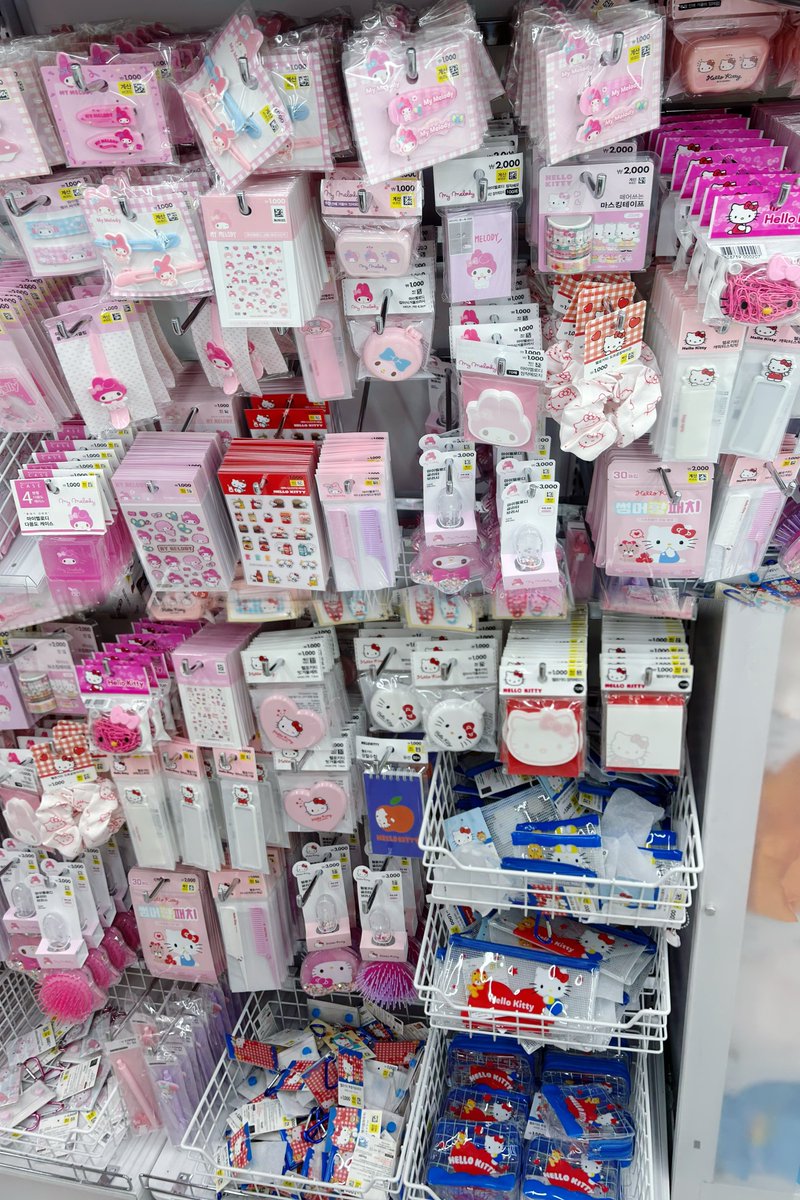 msarang_'s tweet photo. 韓国ダイソーのサンリオシリーズが可愛すぎてポーチ行くたび買ってた(o˘ ³(>ω<๑)💘🤍ｗｗｗ https://t.co/zEBBSrhFM2