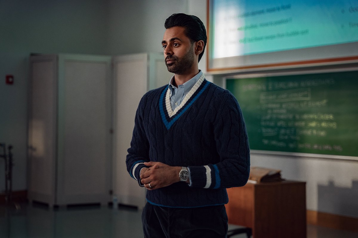 NetflixBrasil's tweet photo. JÁ TÔ OBCECADA POR ELES! ✨

Essas são as primeiras imagens de Conforme a Música, novo filme de comédia estrelado por Maitreyi Ramakrishnan, Priyanka Kedia e Hasan Minhaj, ambientado no universo das competições universitárias de dança inspiradas em Bollywood. Estreia no dia 18 de setembro!