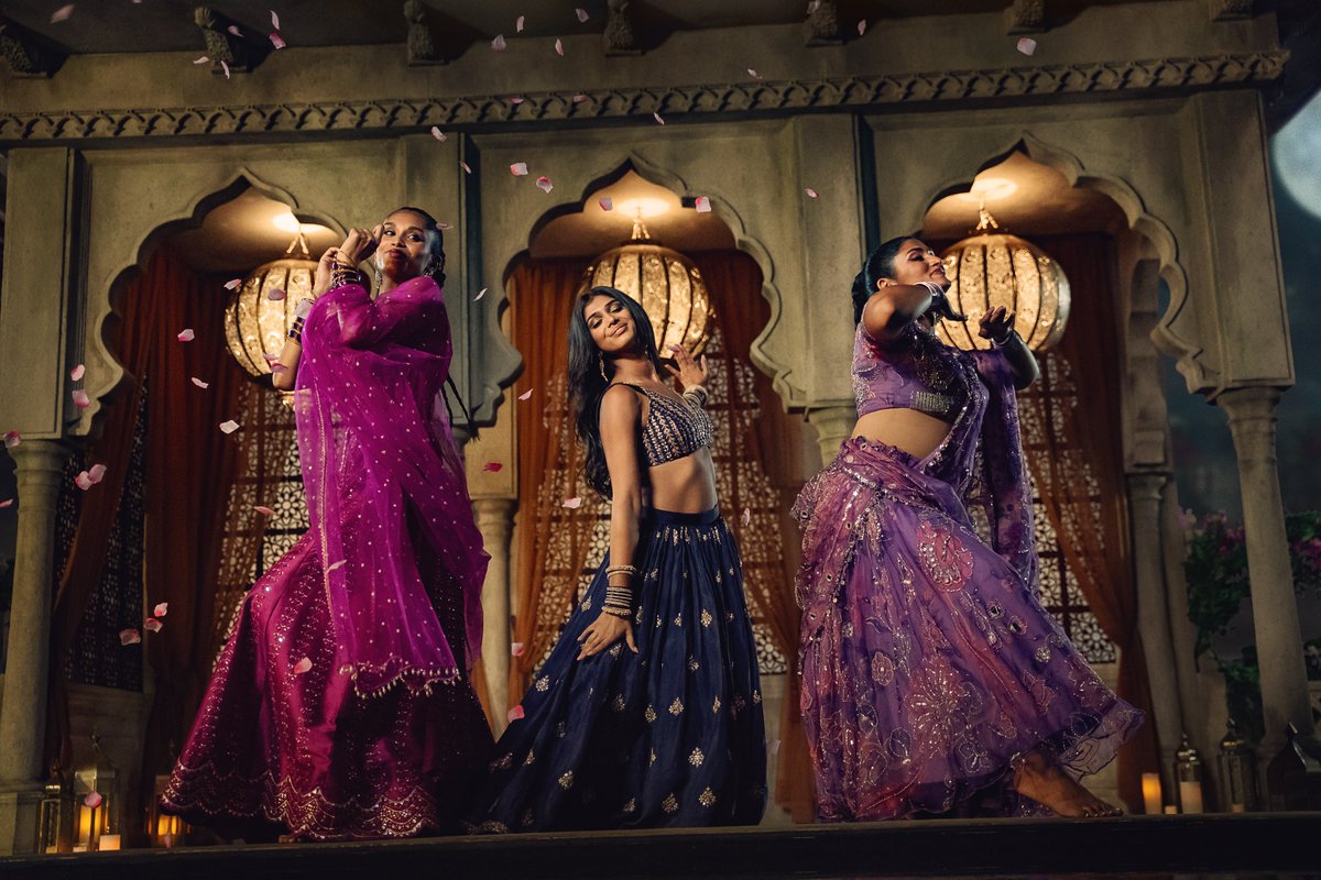 NetflixBrasil's tweet photo. JÁ TÔ OBCECADA POR ELES! ✨

Essas são as primeiras imagens de Conforme a Música, novo filme de comédia estrelado por Maitreyi Ramakrishnan, Priyanka Kedia e Hasan Minhaj, ambientado no universo das competições universitárias de dança inspiradas em Bollywood. Estreia no dia 18 de setembro!