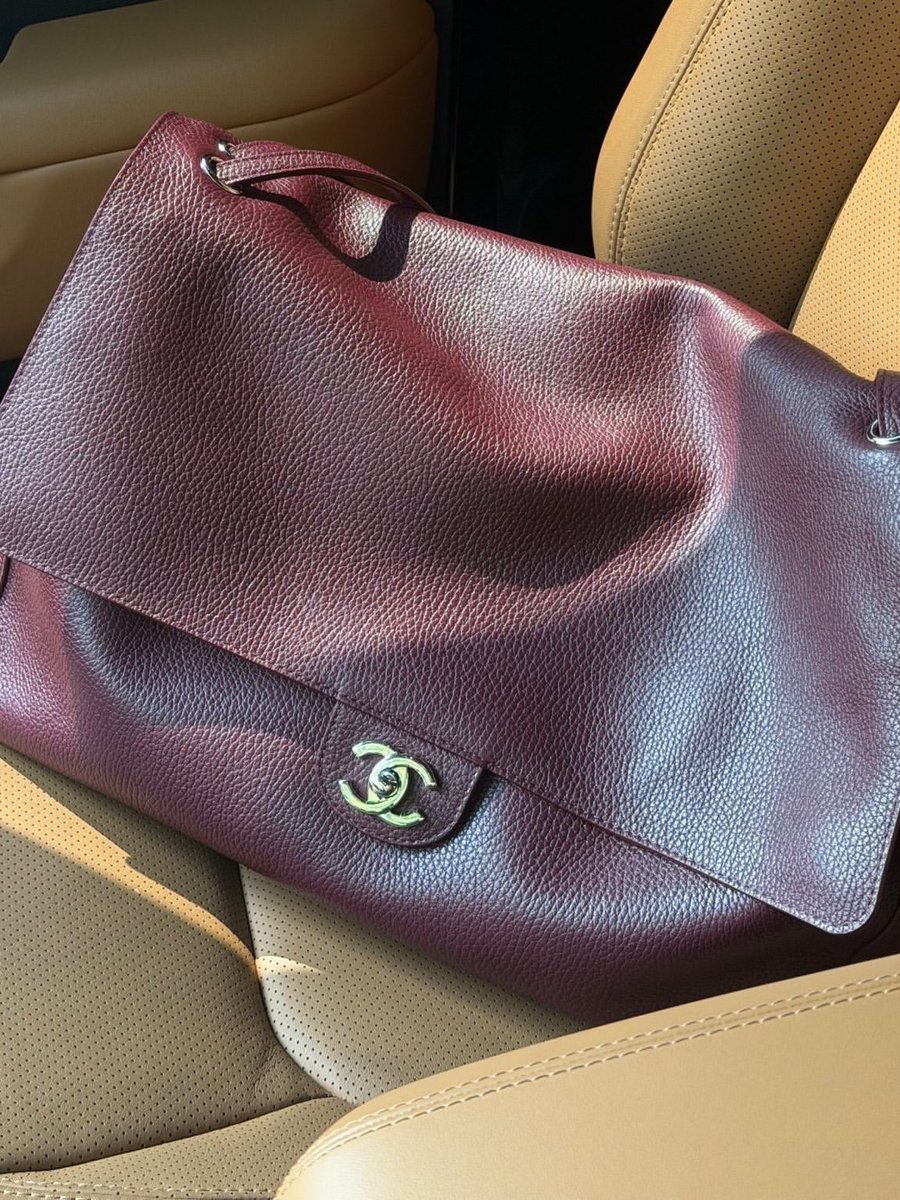 halluciting's tweet photo. o joão presenteando a sasha com a chanel maxi flap bag, simplesmente a bolsa do momento https://t.co/anSfNMwnDX
