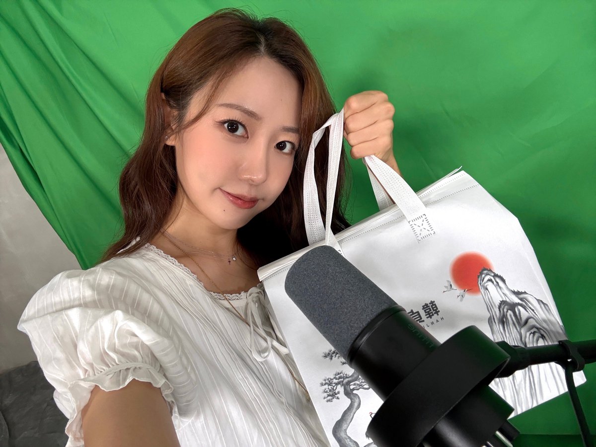 Apink_2011's tweet photo. [📸]

26.07.28
<ᴡʜᴜ ɪꜱ ʏᴏᴜ?>

스페셜 게스트의 선물🎁

#에이핑크 #Apink
#김남주 #남주 #NamJoo https://t.co/bW5P0VCwYv