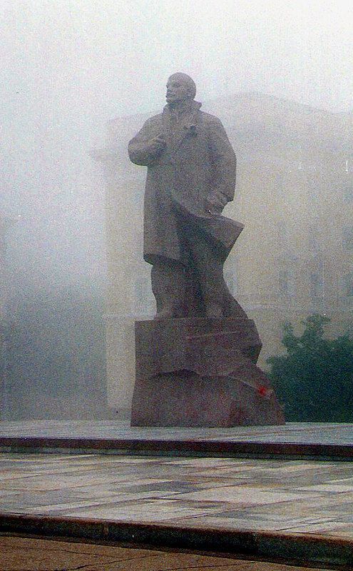 PicturesUssr's tweet photo. Statue of Lenin in Lenin square, Smolensk, June 1988 https://t.co/csLU1NOaGU