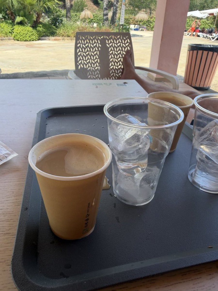 janevalkeringNE's tweet photo. IJskoffie in spanje is ijs met koffie 🤓 https://t.co/4nYsJjIVS8