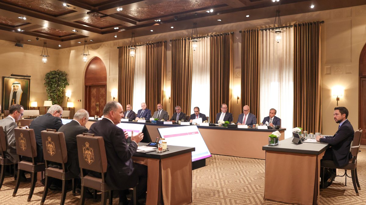 RHCJO's tweet photo. نائب جلالة الملك، سمو الأمير الحسين بن عبدالله الثاني ولي العهد يترأس اجتماعا دوريا للمجلس الوطني لتكنولوجيا المستقبل، ويؤكد أهمية الاستمرارية بتوظيف الإمكانيات التكنولوجية والتقنية لتجويد الخدمات الصحية.
#الأردن https://t.co/2CwQxQtvoa
