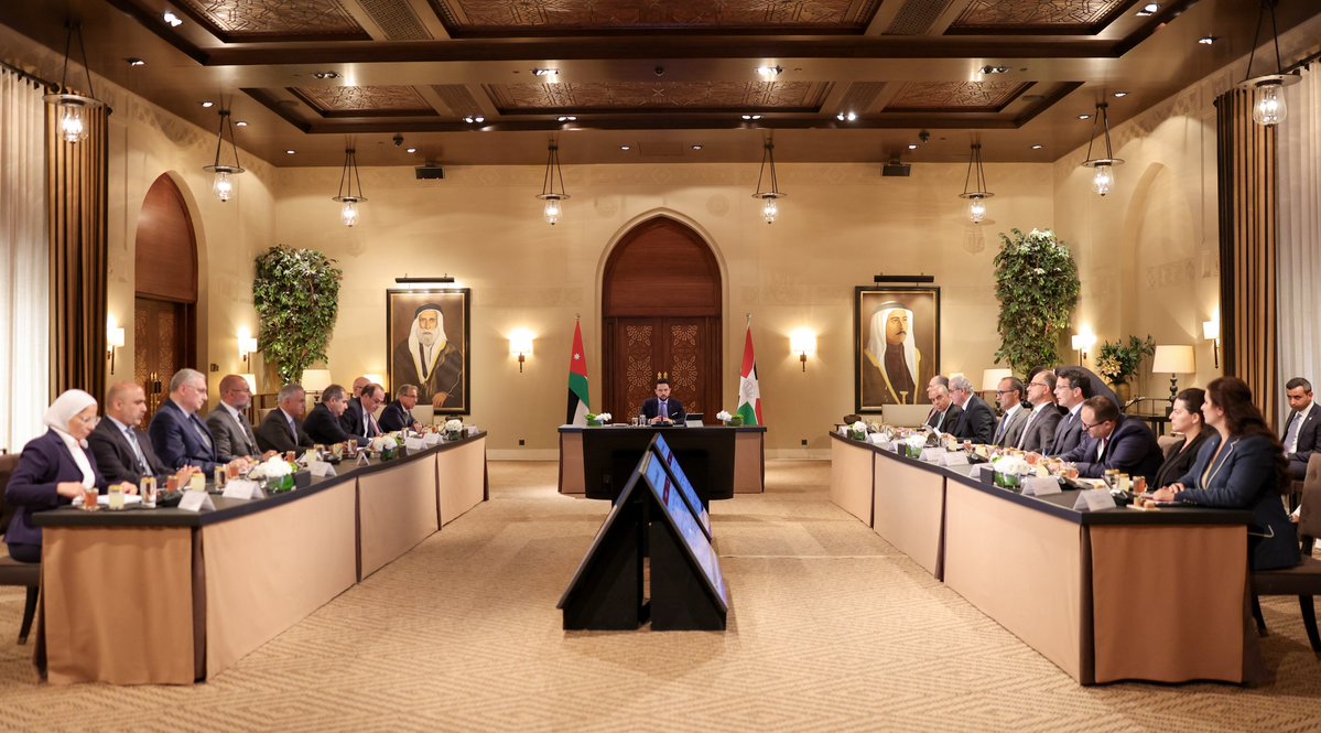 RHCJO's tweet photo. نائب جلالة الملك، سمو الأمير الحسين بن عبدالله الثاني ولي العهد يترأس اجتماعا دوريا للمجلس الوطني لتكنولوجيا المستقبل، ويؤكد أهمية الاستمرارية بتوظيف الإمكانيات التكنولوجية والتقنية لتجويد الخدمات الصحية.
#الأردن https://t.co/2CwQxQtvoa