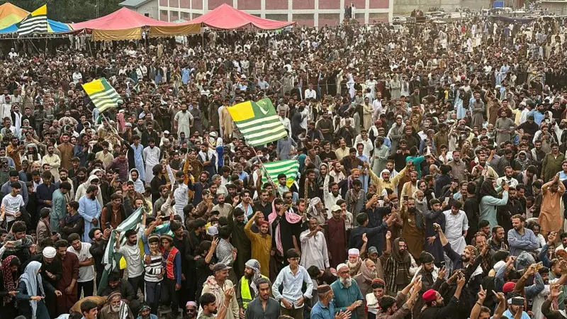 BBCUrdu's tweet photo. راولاکوٹ میں انتخابات کے پہلے روز قانون نافذ کرنے والے اہلکاروں اور مظاہرین کے درمیان جھڑپوں پر ہیومن رائٹس کمیشن آف پاکستان (ایچ آر سی پی) نے گہری تشویش کا اظہار کرتے ہوئے فوری، غیر جانب دار اور آزادانہ تحقیقات کا مطالبہ کیا ہے۔
تفصیل: https://t.co/F48J9yWqVx https://t.co/U8XPaCF2qX