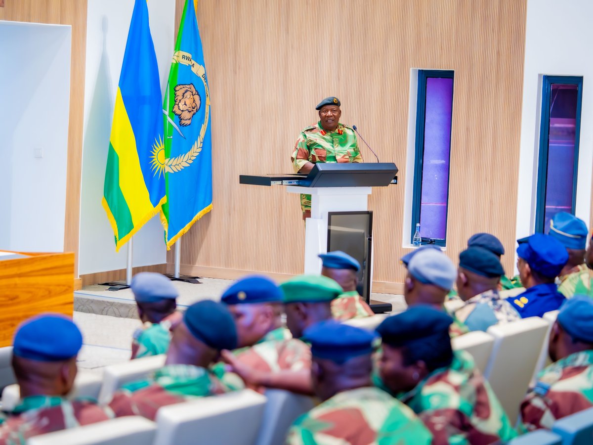 RwandaMoD's tweet photo. A delegation from the Zimbabwe Staff College Joint Command and Staff Course 39 is undertaking a two-week study tour in Rwanda aimed at strengthening professional military cooperation and gaining insights into the country's remarkable transformation in security, governance and post-conflict recovery.

Today, the delegation visited the Ministry of Defence and Rwanda Defence Force (RDF) Headquarters, where they received a comprehensive briefing from the Director General of International Military Cooperation and Defence Spokesperson, Brig Gen Patrick Karuretwa, on the evolution and transformation of the Rwanda Defence Force. 

The briefing highlighted the RDF's journey from a liberation force to a modern, professional military institution committed to national development, regional peace and international security.

 Brig Gen Karuretwa also outlined the RDF's contributions to peace support operations across Africa and its role in promoting regional stability.
 https://t.co/mYhl8araEI
==================== 

Itsinda ry'abofisiye bo mu Ishuri Rikuru rya Gisirikare rya Zimbabwe  bari mu ruzinduko rw'ibyumweru bibiri mu Rwanda rugamije kurushaho gushimangira ubufatanye mu bya gisirikare ndetse no kunguka ubumenyi ku rugendo rwihariye u Rwanda rwanyuzemo mu kubaka umutekano ndetse n'imiyoborere.

Uyu munsi, iri tsinda ryasuye Minisiteri y'Ingabo n'Icyicaro Gikuru cy'Ingabo z'u Rwanda (RDF), aho ryakiriwe rikanahabwa ikiganiro kirambuye  n'Umuyobozi Mukuru ushinzwe Ubufatanye Mpuzamahanga mu bya Gisirikare akaba n'Umuvugizi w'Ingabo z'u Rwanda, Brig Gen Patrick Karuretwa.

Yabaganirije ku mavu n'amavuko n'urugendo rwo kwiyubaka kw'Ingabo z'u Rwanda aho yasobanuye urugendo RDF yanyuzemo iva ku ngabo z'urugamba rwo kubohora igihugu ikagera ku rwego rw'ingabo z'umwuga zigira uruhare mu iterambere ry'igihugu.

Brig Gen Karuretwa yanagaragaje uruhare rwa RDF mu bikorwa byo kubungabunga amahoro hirya no hino muri Afurika ndetse n'uruhare rwayo mu guteza imbere ituze n'umutekano mu karere.
https://t.co/vcsijC4QYA