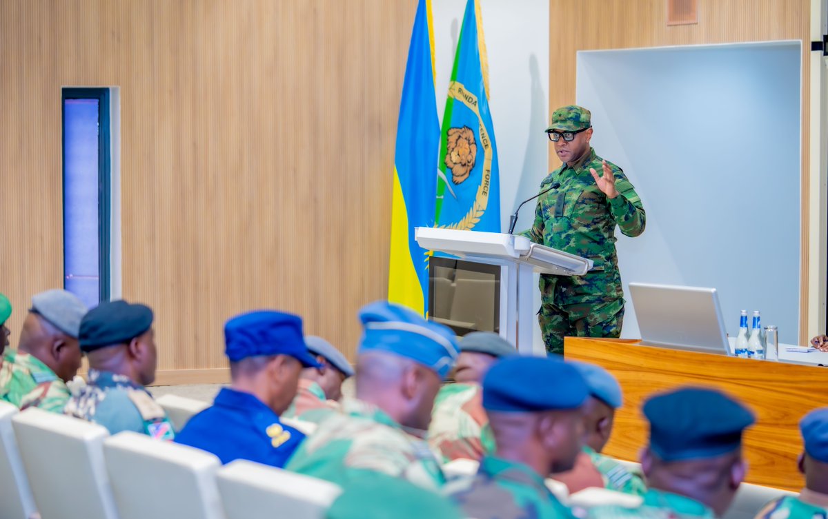 RwandaMoD's tweet photo. A delegation from the Zimbabwe Staff College Joint Command and Staff Course 39 is undertaking a two-week study tour in Rwanda aimed at strengthening professional military cooperation and gaining insights into the country's remarkable transformation in security, governance and post-conflict recovery.

Today, the delegation visited the Ministry of Defence and Rwanda Defence Force (RDF) Headquarters, where they received a comprehensive briefing from the Director General of International Military Cooperation and Defence Spokesperson, Brig Gen Patrick Karuretwa, on the evolution and transformation of the Rwanda Defence Force. 

The briefing highlighted the RDF's journey from a liberation force to a modern, professional military institution committed to national development, regional peace and international security.

 Brig Gen Karuretwa also outlined the RDF's contributions to peace support operations across Africa and its role in promoting regional stability.
 https://t.co/mYhl8araEI
==================== 

Itsinda ry'abofisiye bo mu Ishuri Rikuru rya Gisirikare rya Zimbabwe  bari mu ruzinduko rw'ibyumweru bibiri mu Rwanda rugamije kurushaho gushimangira ubufatanye mu bya gisirikare ndetse no kunguka ubumenyi ku rugendo rwihariye u Rwanda rwanyuzemo mu kubaka umutekano ndetse n'imiyoborere.

Uyu munsi, iri tsinda ryasuye Minisiteri y'Ingabo n'Icyicaro Gikuru cy'Ingabo z'u Rwanda (RDF), aho ryakiriwe rikanahabwa ikiganiro kirambuye  n'Umuyobozi Mukuru ushinzwe Ubufatanye Mpuzamahanga mu bya Gisirikare akaba n'Umuvugizi w'Ingabo z'u Rwanda, Brig Gen Patrick Karuretwa.

Yabaganirije ku mavu n'amavuko n'urugendo rwo kwiyubaka kw'Ingabo z'u Rwanda aho yasobanuye urugendo RDF yanyuzemo iva ku ngabo z'urugamba rwo kubohora igihugu ikagera ku rwego rw'ingabo z'umwuga zigira uruhare mu iterambere ry'igihugu.

Brig Gen Karuretwa yanagaragaje uruhare rwa RDF mu bikorwa byo kubungabunga amahoro hirya no hino muri Afurika ndetse n'uruhare rwayo mu guteza imbere ituze n'umutekano mu karere.
https://t.co/vcsijC4QYA