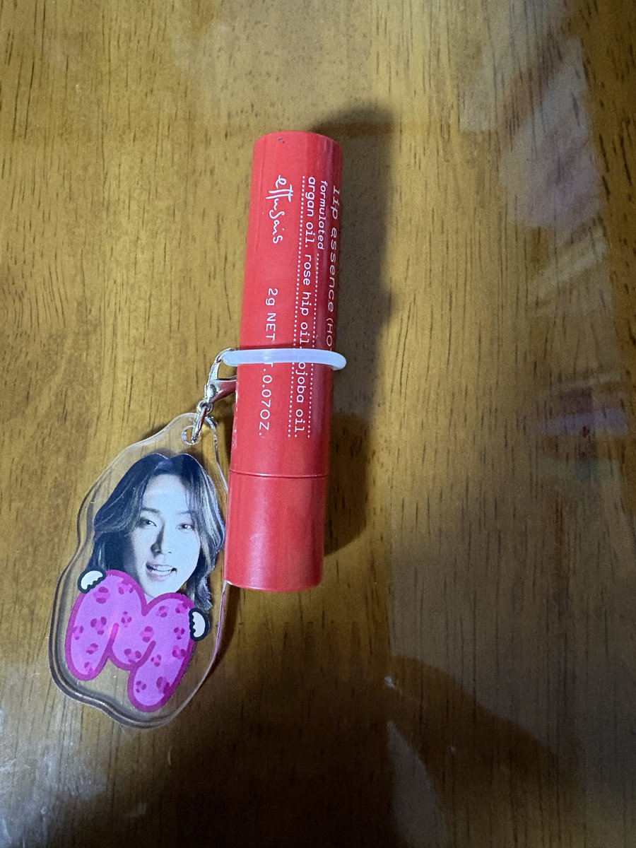 EMI__K11's tweet photo. かわいい😍
いつも持ち歩いているプランパー(リップ)につけてみました💄

私ならではの発想かもしれません😅
これならいつでも見れて持ち歩けますね✨

アンコール中、静かにしたい方もいらっしゃっただろうにうるさくしてごめんなさい… https://t.co/O6wpZBpKjI