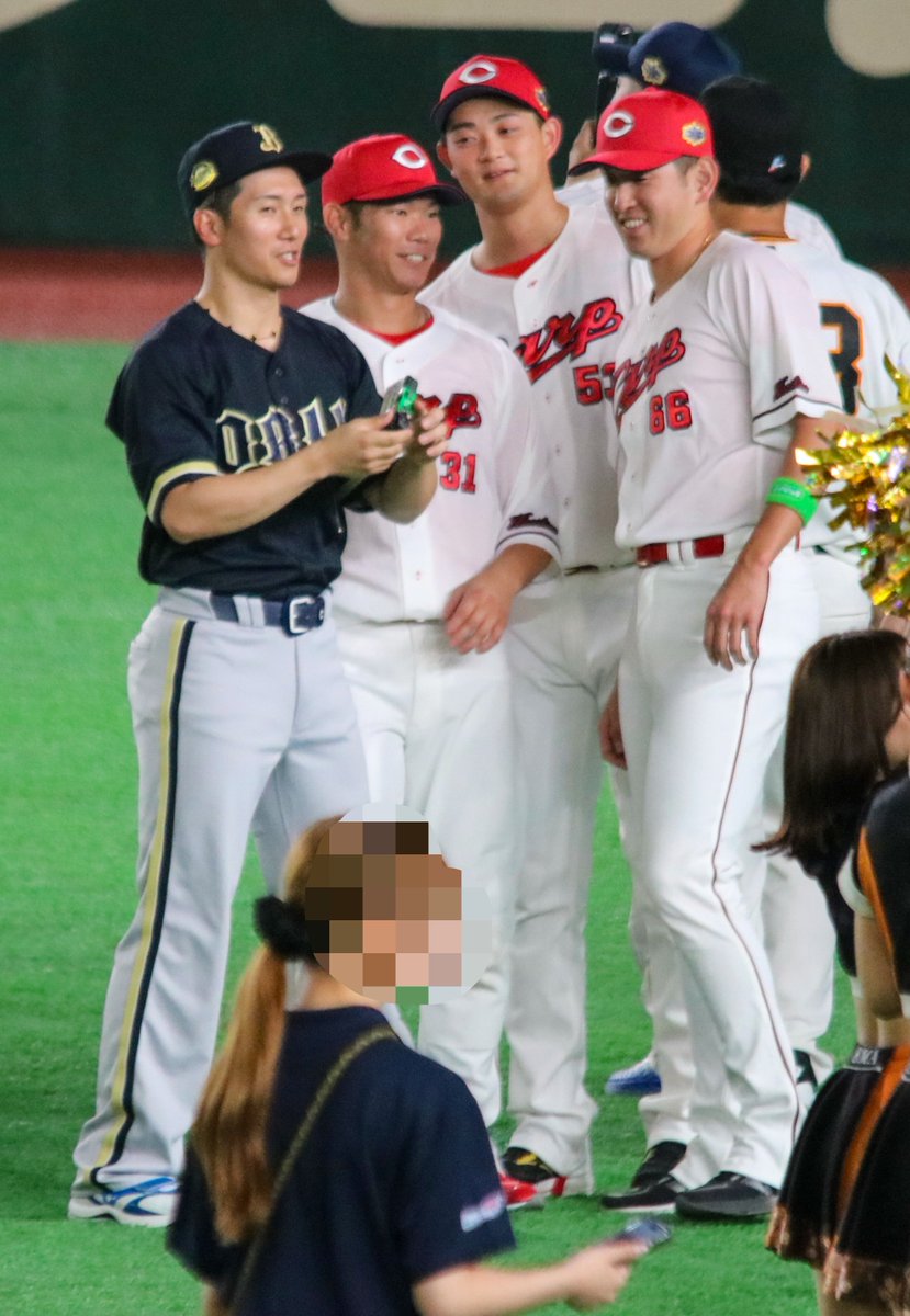 nrcegn's tweet photo. カープのみんなと最後写真撮ってた！いい兄貴だったんだねぇ
#西川龍馬 https://t.co/JEexBG8u1m