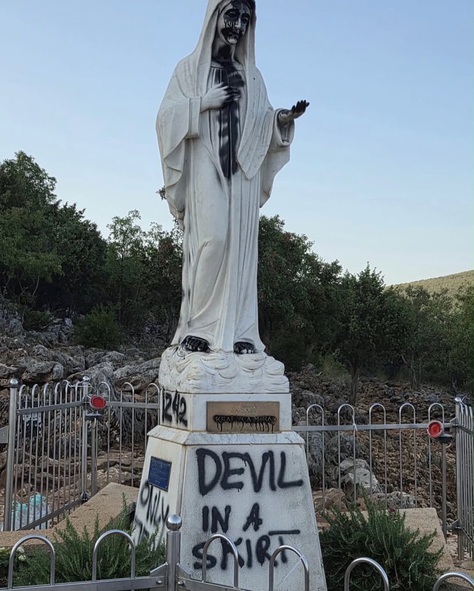 LuismLopezA's tweet photo. No estamos ante un simple acto de vandalismo, lo ocurrido en Medjugorje nos recuerda que nuestra batalla no es contra personas, sino espiritual. 

El enemigo siempre buscará apagar la fe, sembrar miedo y atacar aquello que acerca las almas a Dios. 

Hoy me uno en oración por Medjugorje, por todos los peregrinos y por la Iglesia. Que la Santísima Virgen siga guiando a miles de corazones hacia su hijo y que ningún acto de odio logre detener la obra de conversión que Dios sigue realizando y que necesita el mundo.