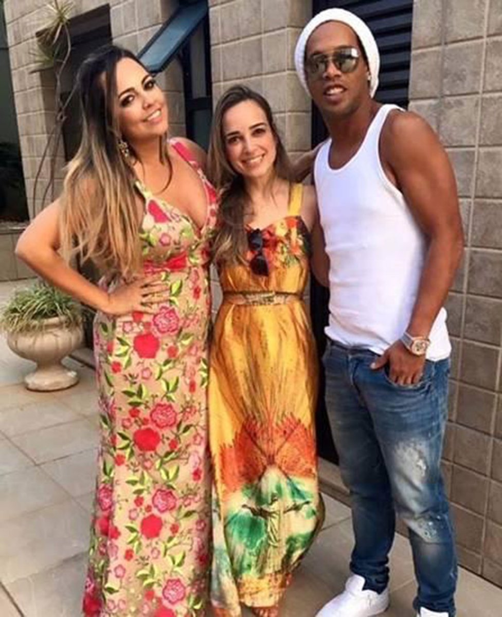 walennelrey's tweet photo. ¿El poliamor en la élite? 🇧🇷⚽ Casos como el del astro Ronaldinho Gaúcho, quien convivió abiertamente en su mansión con dos mujeres al mismo tiempo, demuestran que las relaciones múltiples y el #poliamor están más cerca del ojo público de lo que creemos.
#NPA #Ronaldinho #Fútbol https://t.co/cwE0Aiv7nq