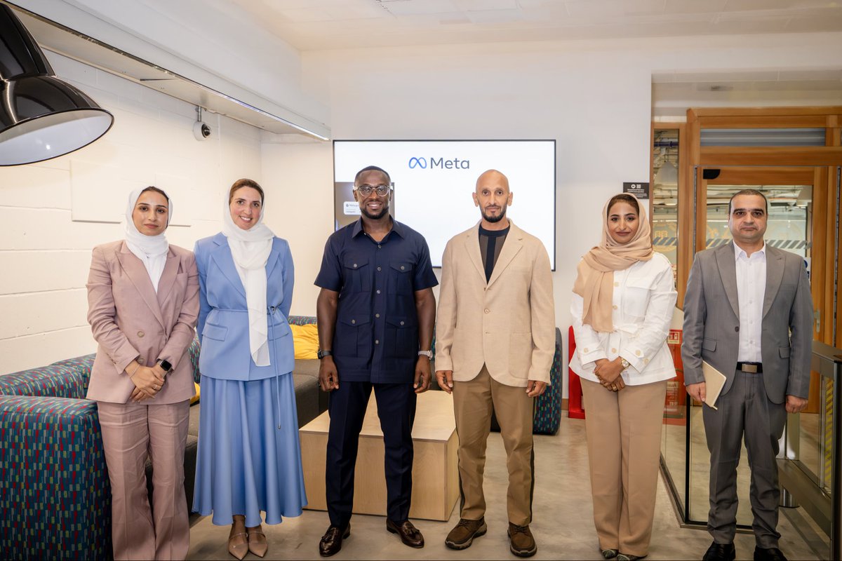 AMB_Alhamed's tweet photo. الإعلام قوة تصنع الأثر، واستثمار يبني المستقبل، وسردية وطنية ترسخ الهوية وتمنح الدولة حضورها المستحق في وجدان العالم، فالكلمة الواعية أصبحت أصلاً مؤثراً في تشكيل الوعي، وركيزة رئيسية ضمن منظومة الاقتصاد الإبداعي بما تمتلكه من قدرة على صناعة القيمة، وتحفيز الابتكار، وفتح مسارات جديدة للنمو والتنافسية..  ومن هذا المنطلق، جاء لقاؤنا في لندن مع وفد شركة "ميتا" امتداداً لرؤيتنا بأهمية الشراكات مع المنصات الرقمية العالمية. هدفنا استثمار هذا التعاون في تطوير منظومة إعلامية آمنة ومسؤولة، ومبتكرة توظف التقنيات المتقدمة والذكاء الاصطناعي وتعزز جودة المحتوى، وترسخ الثقة، وتخدم الإنسان والمجتمع.. نؤمن بأن مستقبل الإعلام يبنى بالشراكات النوعية وتبادل المعرفة وتكامل الخبرات؛ لذا نواصل العمل مع شركائنا لتطوير سياسات رقمية تحمي الهوية الوطنية، وترتقي بالثقافة الرقمية، وتدعم اقتصاد المعرفة.