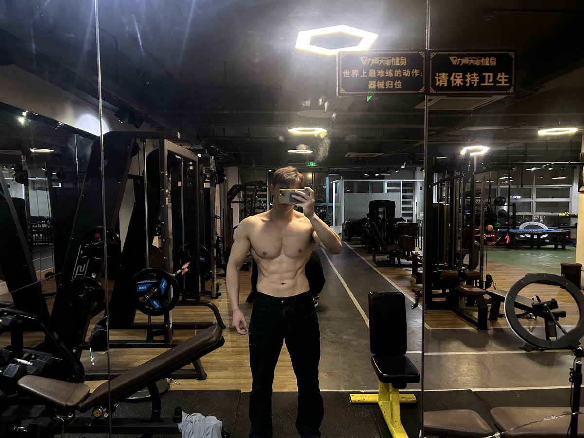 Awsxuh's tweet photo. 漫漫长夜，无心睡眠
#肌肉男 #黑皮体育生 #上海 https://t.co/aX27kc6g8a