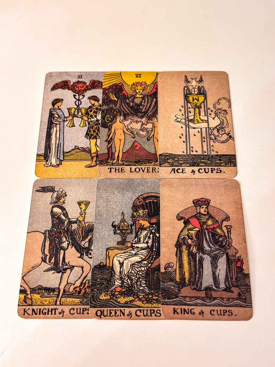 queenofonme's tweet photo. *consulente está apaixonada por um padre e sente que o padre da bola pra ela e perguntou ao tarot se eles tem alguma chance romanticamente* 

eis que: 
o que vcs acham? https://t.co/4kg1bLSIvq