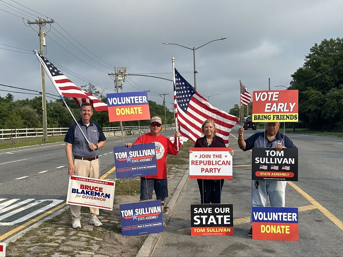 Sully4Assembly's tweet photo. Team Sullivan was outside the Jamaica Bay Wildlife Refuge early this morning wishing everyone a great day and a safe commute.

Every New Yorker should be able to leave for work with the peace of mind that our family and property are safe. That's why I'm running for Assembly! https://t.co/hBgt1SDza6