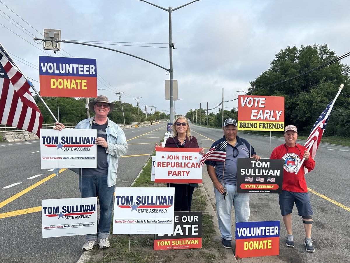 Sully4Assembly's tweet photo. Team Sullivan was outside the Jamaica Bay Wildlife Refuge early this morning wishing everyone a great day and a safe commute.

Every New Yorker should be able to leave for work with the peace of mind that our family and property are safe. That's why I'm running for Assembly! https://t.co/hBgt1SDza6