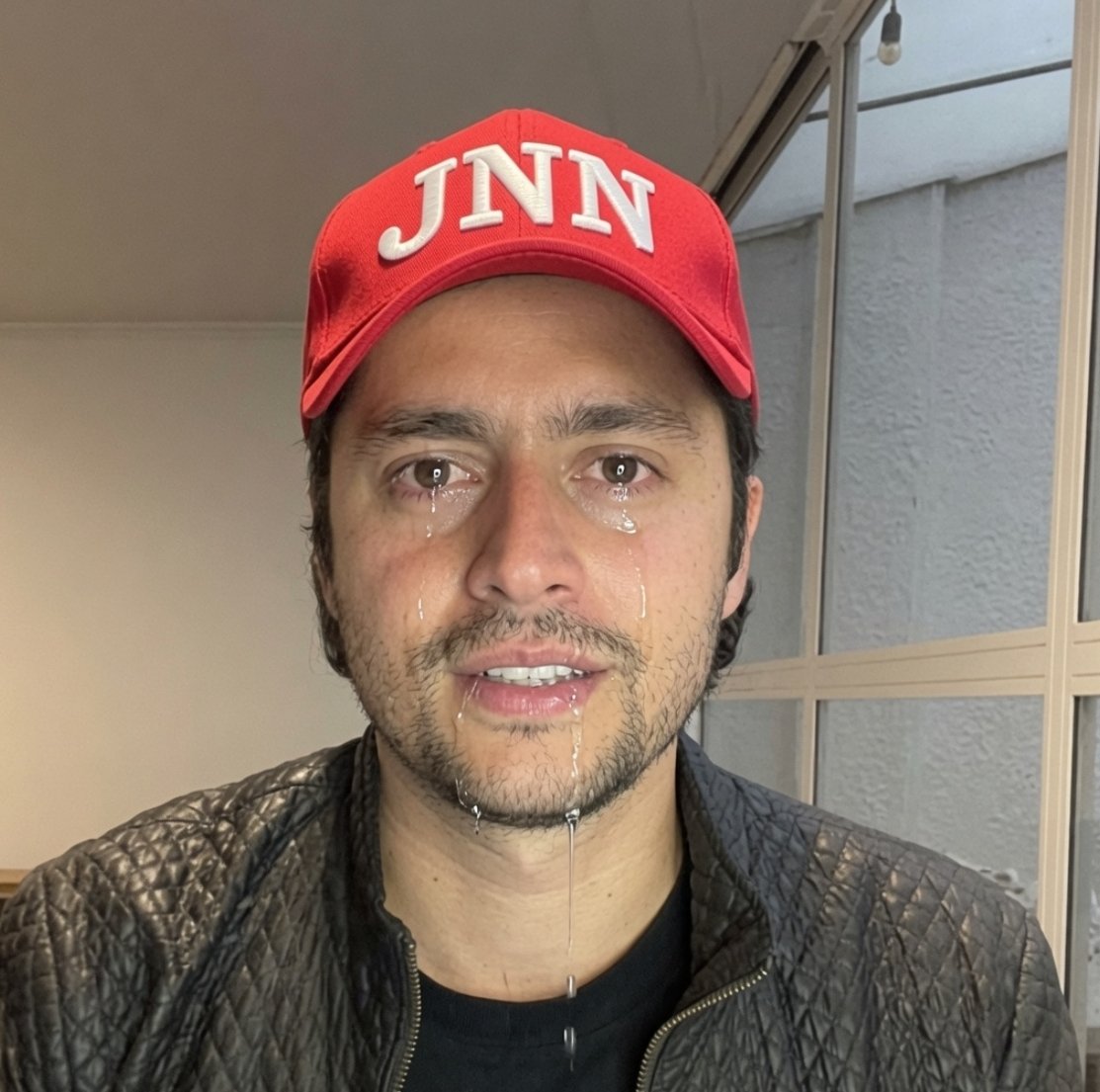 ElVandaloRoland's tweet photo. ¿Ya le avisaron al mafioso @abdelaespriella, que hoy fue capturado en Sincelejo, Víctor Guerra de la Espriella, por homicidio y secuestro?

Sí, el mismo primo que lo llevó a violar su primera burra, y que le presentó a Mancuso, su primer pareja afectiva y socio en narcotráfico. https://t.co/RWHiKWaczf