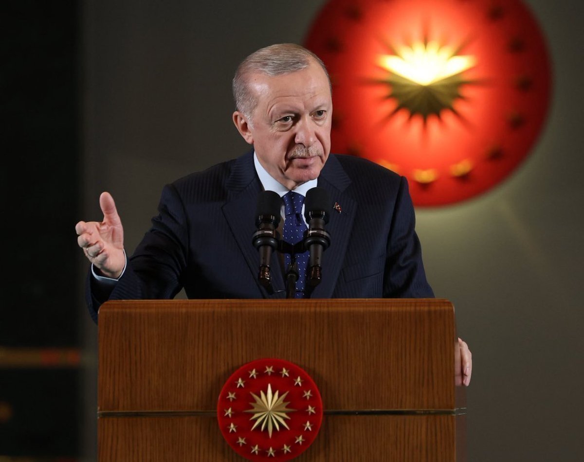biantalya's tweet photo. Cumhurbaşkanı Erdoğan: "Kimlerin kimlerle hangi çarpık ilişkiler içinde olduğu ortaya çıkıyor. Depremi kullanarak siyasi, ekonomik fırsatçılık yapanlar bugün adalete hesap veriyor." https://t.co/2Q8l9cuSrX