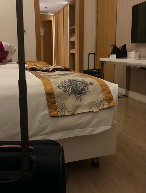 zinoubozo's tweet photo. 每次住酒店的时候都觉得好快��，一个完全属于我弄乱了也没关系的空间。 https://t.co/tfUpphpmlg