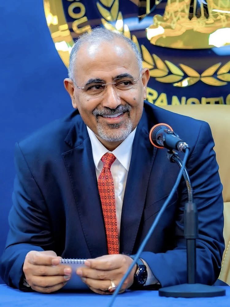 odai_aden's tweet photo. التاريخ النضالي للرئيس القائد عيدروس الزُبيدي لم يُكتب بالحبر بل بخطواته عل�� تراب الجبهات، وبحبرٍ من كبرياء الرفض للوصاية. إنزال صوره بقوة سلاح الوصاية هو اعتداء على ذاكرة شعب بأكمله. 
#عيدروس_في_قلب_الجنوبيين https://t.co/EXOvj5HEKL