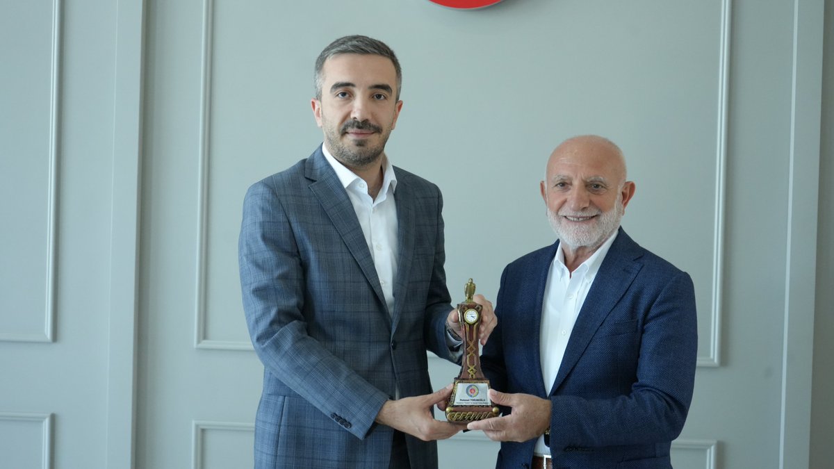 AdiyamanVakfi's tweet photo. Genel Başkanımız Sayın Hasan Göksu, Mütevelli Heyet Üyelerimiz ve Yönetim Kurulu Üyelerimiz, Adıyaman Ticaret ve Sanayi Odası Başkanı Sayın Mehmet Torunoğlu'nu makamında ziyaret ettiler.
Gerçekleştirilen nezaket ziyaretinde, Vakfımızın yürüttüğü çalışmalar hakkında bilgi paylaşımında bulunulurken, Adıyaman'ın sosyal, ekonomik ve ticari gelişimine yönelik değerlendirmeler yapıldı. Karşılıklı görüş alışverişinin gerçekleştirildiği ziyarette, iş birliği imkânları ve ortak projeler üzerine istişarelerde bulunuldu.
Nazik misafirperverlikleri dolayısıyla Adıyaman Ticaret ve Sanayi Odası Başkanı Sayın Mehmet Torunoğlu'na teşekkür ediyor, çalışmalarında başarılar diliyoruz.