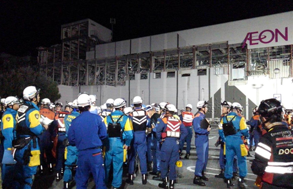 NPA_saigaiKOHO's tweet photo. 令和８年熊本地震に際し、警察の部隊がイオンモール熊本をはじめとする各地の要救助現場に出動し、人命救助に全力を尽くしています。
余震も続いているので、引き続き、安全確保に留意してください。 https://t.co/JLQPzgIP9l