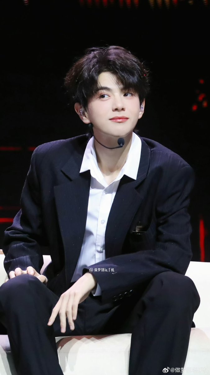 hannawithanh_'s tweet photo. 《courage didn’t come naturally to him. as a pisces, he admits, “i’m a very indecisive person.” when faced with a dozen nearly identical photos, he’ll agonize over choosing one. but when it comes to acting, he has never once hesitated, from the very beginning until now.》— elio. https://t.co/WgTaRN6oLU