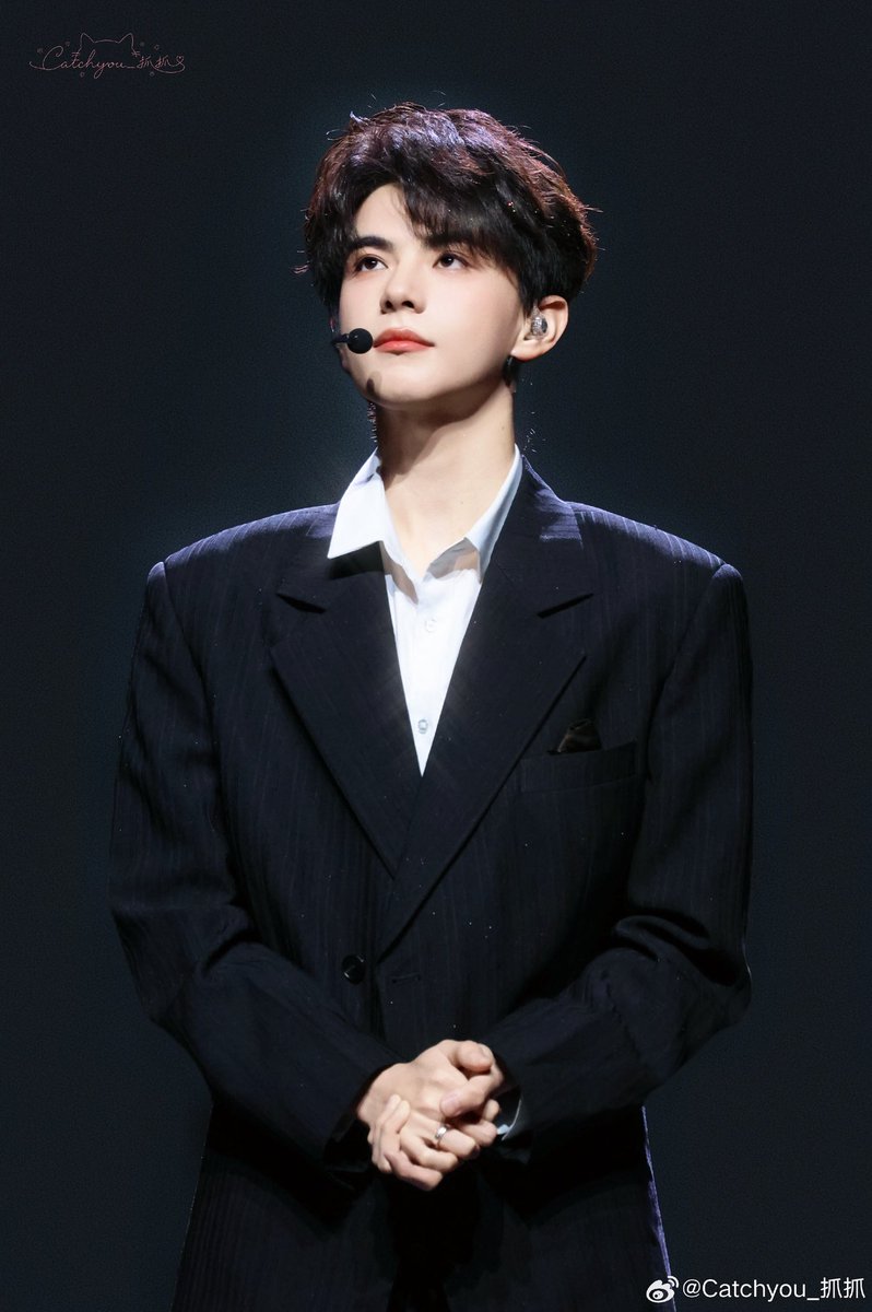 hannawithanh_'s tweet photo. 《courage didn’t come naturally to him. as a pisces, he admits, “i’m a very indecisive person.” when faced with a dozen nearly identical photos, he’ll agonize over choosing one. but when it comes to acting, he has never once hesitated, from the very beginning until now.》— elio. https://t.co/WgTaRN6oLU