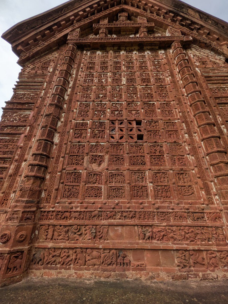 IndiaHistorypic's tweet photo. Sculptures On The Wall of 1655 A.D Jor Bangla Temple In Bishnupur , West Bengal https://t.co/8XFOq8Ol4l
