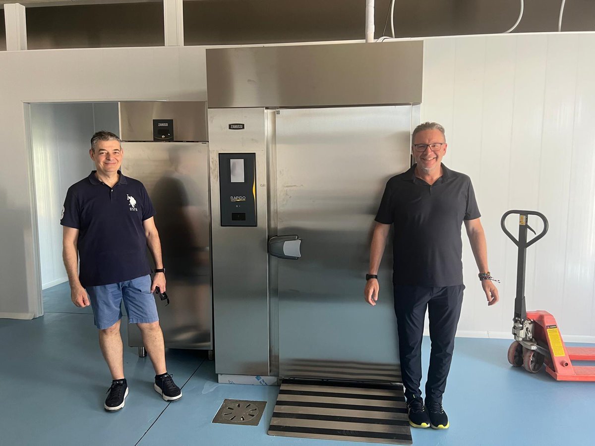 TecnobarT's tweet photo. Grazie 🙏alla storica 🧁🍰#Pasticceria #Facella di #Cabras (#Sardegna) per aver scelto #Tecnobar come partner per la realizzazione delle nuove celle frigorifere e delle attrezzature professionali
Vi auguriamo un futuro ricco di soddisfazioni e successi! https://t.co/kgPcAivVfI