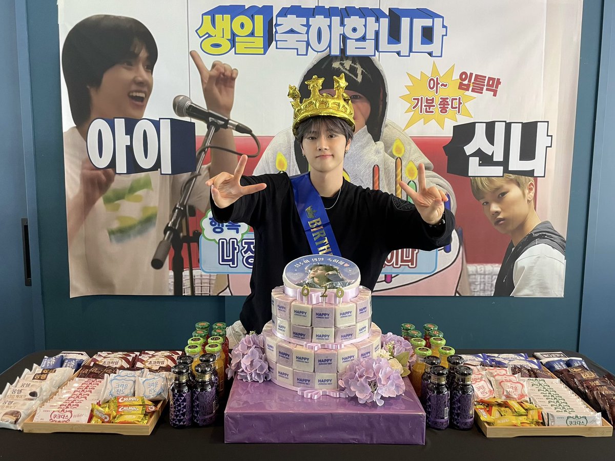 kimjunqsu's tweet photo. marking another year older with the members and a very sweet surprise. saving this special snapshot directly into the permanent archives. https://t.co/SNThC3Xgat