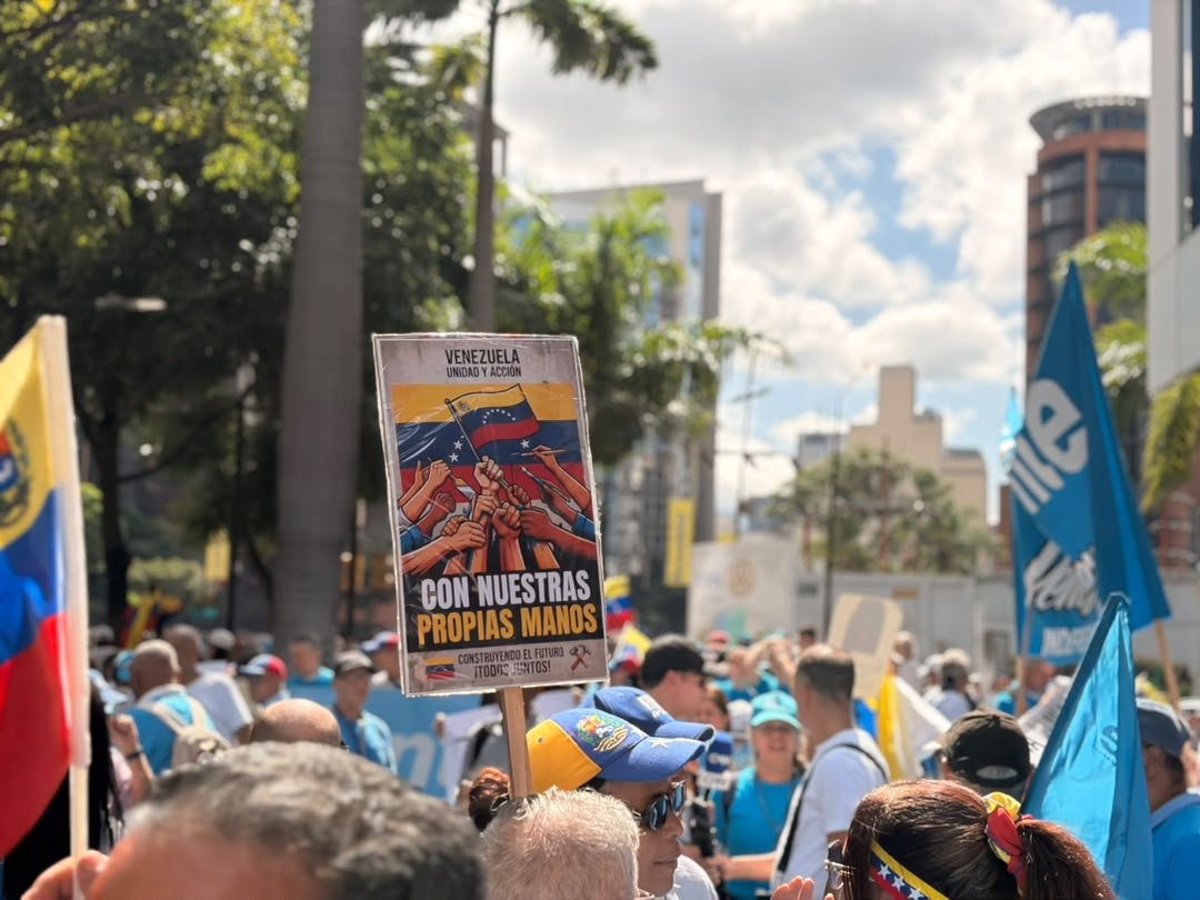 VenteVenezuela's tweet photo. ¡Las calles de Venezuela vuelven a hablar con fuerza y determinación! 🇻🇪🟦

Hoy salimos con nuestras propias manos, recordando la hazaña histórica del 28J. Dos años después, la convicción de cambio sigue intacta y movilizada en cada rincón.

La libertad no es una espera: es organización, liderazgo y presencia ciudadana.