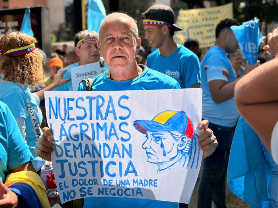 VenteVenezuela's tweet photo. ¡Las calles de Venezuela vuelven a hablar con fuerza y determinación! 🇻🇪🟦

Hoy salimos con nuestras propias manos, recordando la hazaña histórica del 28J. Dos años después, la convicción de cambio sigue intacta y movilizada en cada rincón.

La libertad no es una espera: es organización, liderazgo y presencia ciudadana.