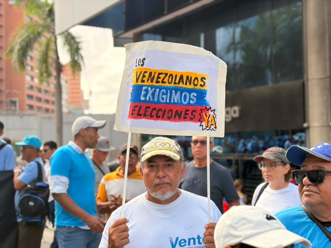 VenteVenezuela's tweet photo. ¡Las calles de Venezuela vuelven a hablar con fuerza y determinación! 🇻🇪🟦

Hoy salimos con nuestras propias manos, recordando la hazaña histórica del 28J. Dos años después, la convicción de cambio sigue intacta y movilizada en cada rincón.

La libertad no es una espera: es organización, liderazgo y presencia ciudadana.