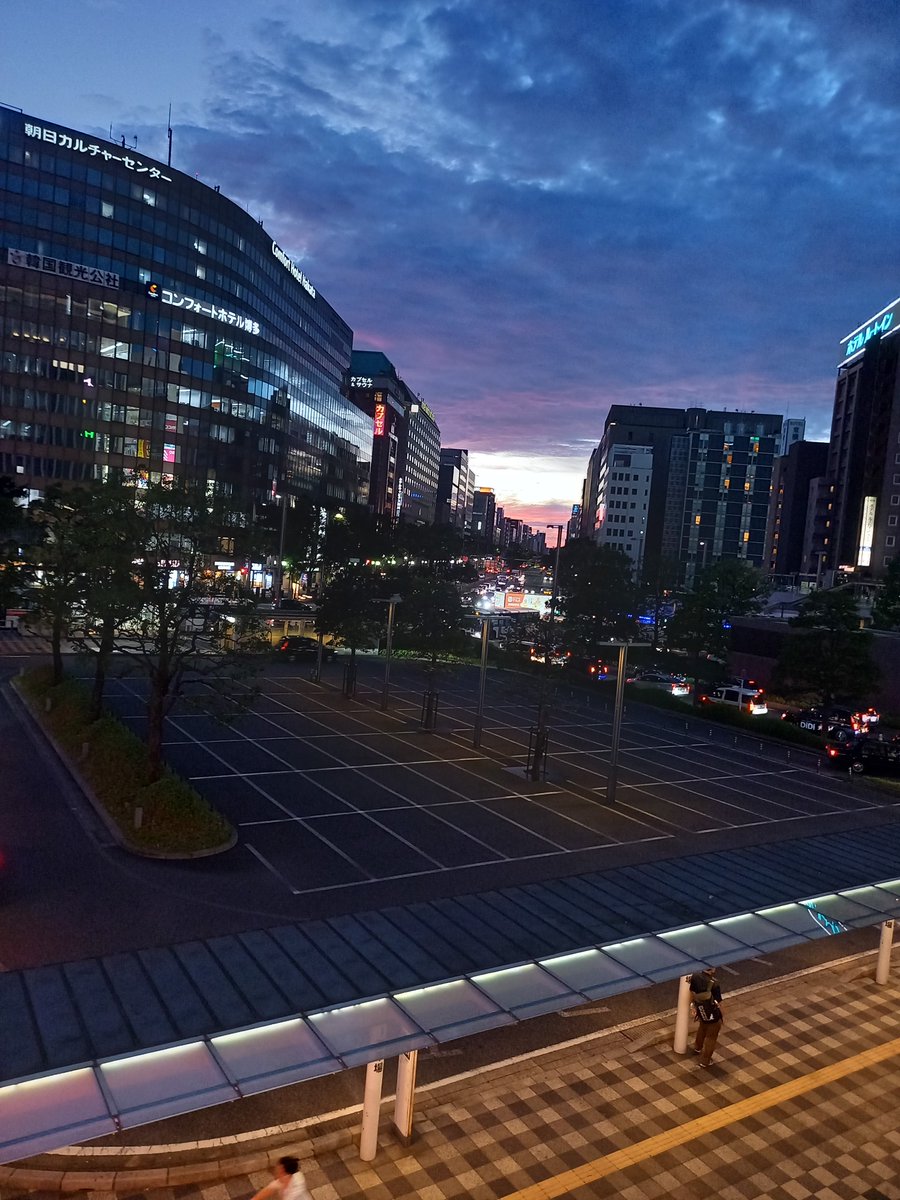 erch000's tweet photo. タクシー乗り場にタクシーなかった。長蛇の列でした。私は徒歩帰宅。
我が家に帰ったら棚が倒れていて、廊下からリビングに入るのに一苦労。とりいそぎ枕元に財布とチケットと、コンタクトとオペグラ置いて寝ます(笑) https://t.co/OGkVQZWIJg