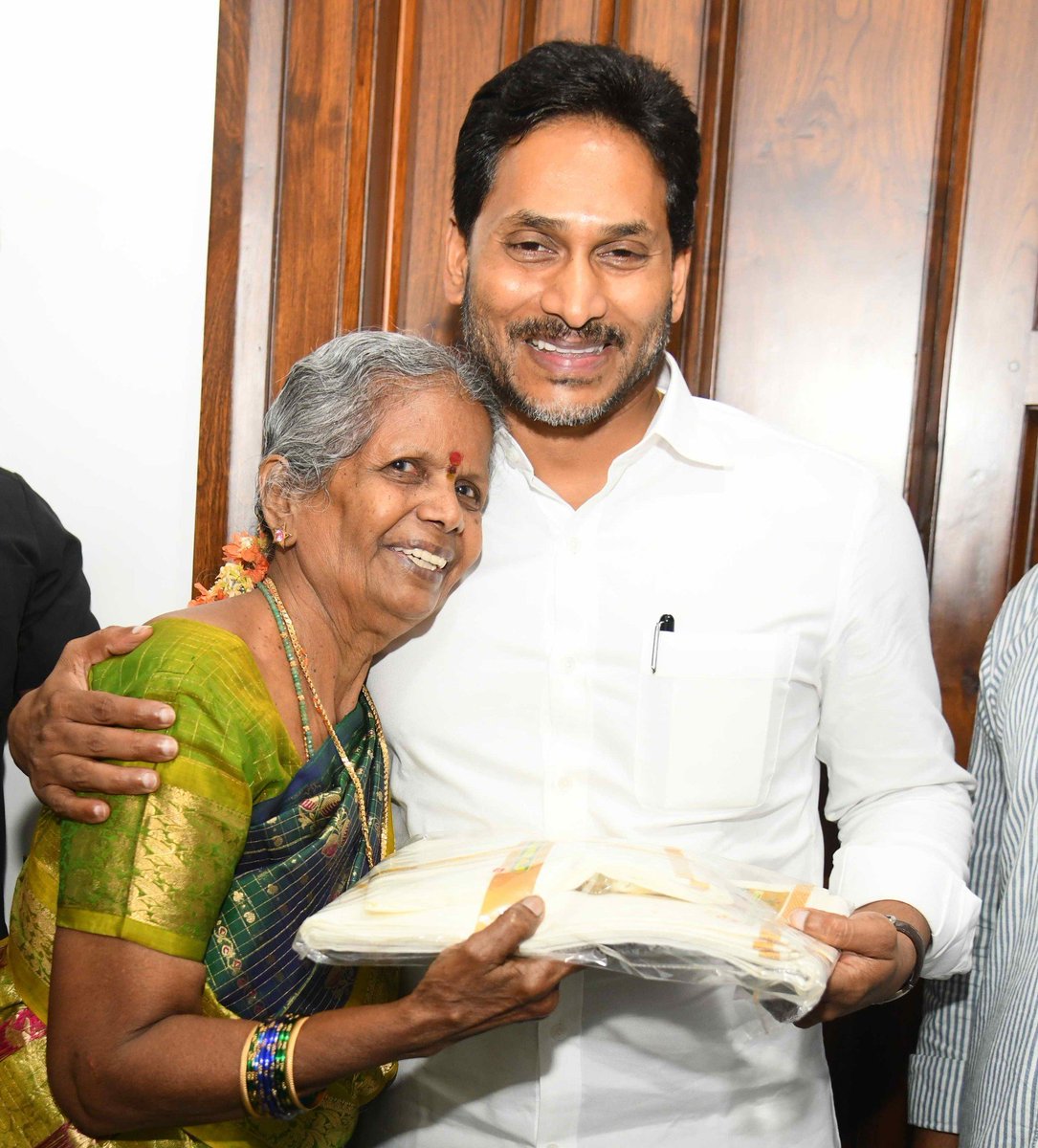 PRAVEENREDDYYCP's tweet photo. ఈ క్షణం లో 100 కోట్ల రూపాయలు డబ్బు దొరికిన రాని ఆనందం ఆమె కళ్ళలో చూసాం 💙

థాంక్స్ జగనన్న ❤️
ఇలాంటి అభిమానులు జగన్ ఒక్కడికే  సొంతం https://t.co/g6edueysv6
