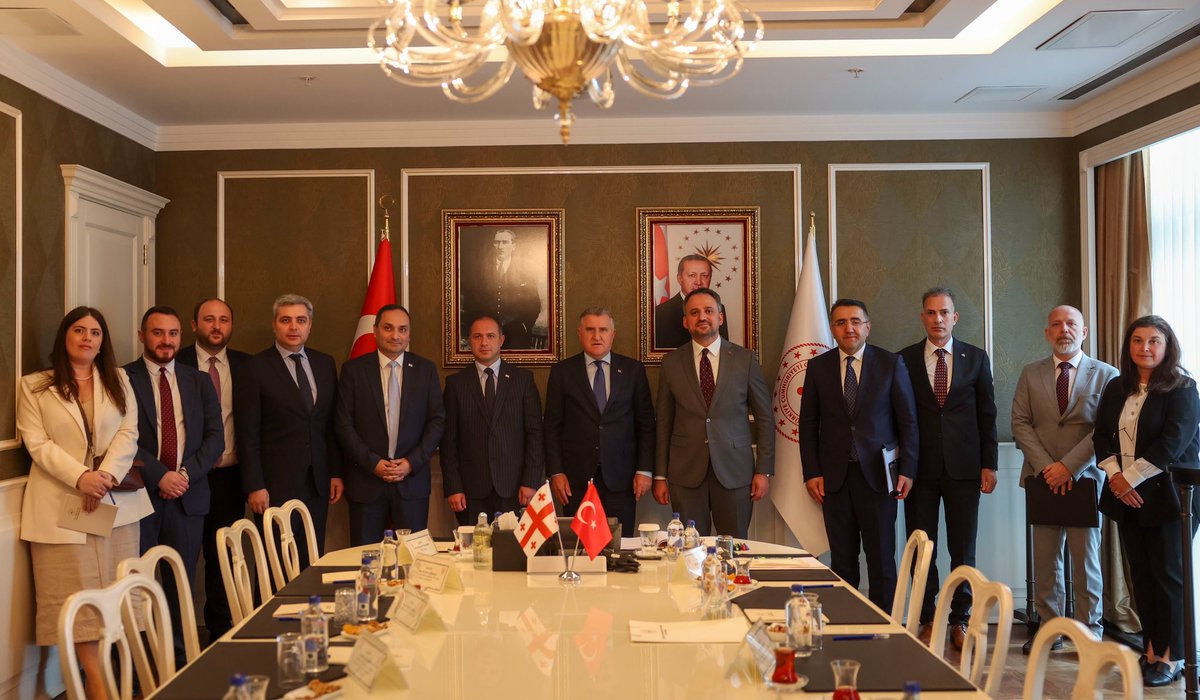 OA_BAK's tweet photo. Gürcistan Eğitim, Bilim ve Gençlik Bakanı Sayın Givi Mikanadze ve heyeti ile Bakanlığımızda verimli bir görüşme gerçekleştirdik. 

Görüşmemizde, Türkiye ve Gürcistan arasında başarıyla sürdürdüğümüz iş birliği ve gençlik alanındaki çalışmalarımızı değerlendirdik.

Nazik ziyaretlerinden ötürü Sayın Mikanadze’ye ve heyetine teşekkür ediyor, güçlü bir vizyonla gençlik faaliyetlerimizi çok daha ileriye taşıyacağımıza inanıyoruz.🇹🇷🇬🇪