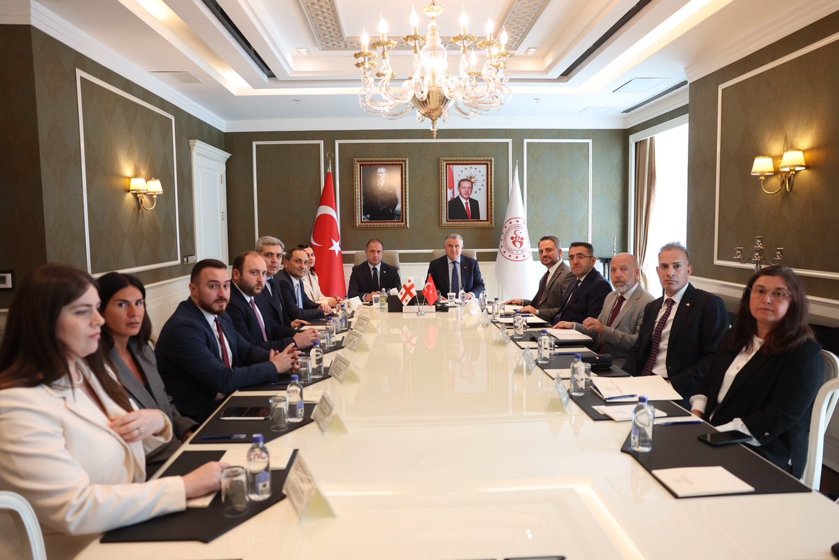 OA_BAK's tweet photo. Gürcistan Eğitim, Bilim ve Gençlik Bakanı Sayın Givi Mikanadze ve heyeti ile Bakanlığımızda verimli bir görüşme gerçekleştirdik. 

Görüşmemizde, Türkiye ve Gürcistan arasında başarıyla sürdürdüğümüz iş birliği ve gençlik alanındaki çalışmalarımızı değerlendirdik.

Nazik ziyaretlerinden ötürü Sayın Mikanadze’ye ve heyetine teşekkür ediyor, güçlü bir vizyonla gençlik faaliyetlerimizi çok daha ileriye taşıyacağımıza inanıyoruz.🇹🇷🇬🇪