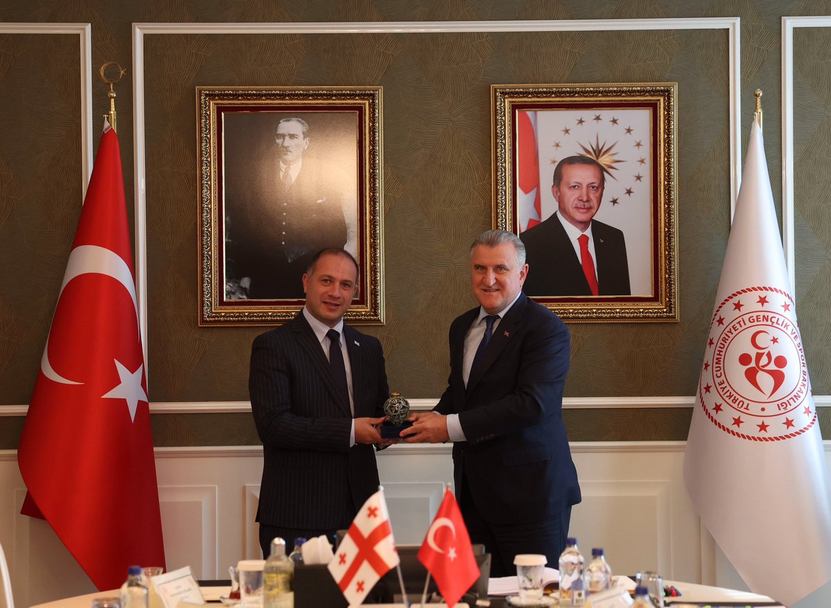 OA_BAK's tweet photo. Gürcistan Eğitim, Bilim ve Gençlik Bakanı Sayın Givi Mikanadze ve heyeti ile Bakanlığımızda verimli bir görüşme gerçekleştirdik. 

Görüşmemizde, Türkiye ve Gürcistan arasında başarıyla sürdürdüğümüz iş birliği ve gençlik alanındaki çalışmalarımızı değerlendirdik.

Nazik ziyaretlerinden ötürü Sayın Mikanadze’ye ve heyetine teşekkür ediyor, güçlü bir vizyonla gençlik faaliyetlerimizi çok daha ileriye taşıyacağımıza inanıyoruz.🇹🇷🇬🇪