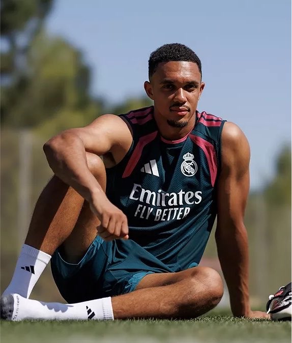 Mario___RM's tweet photo. Semifinales de Champions League 2019.
Semifinales de Champions League 2025.

Algunos recordarán muy bien a los 2 laterales derechos del Real Madrid. https://t.co/Waf4IeABNm