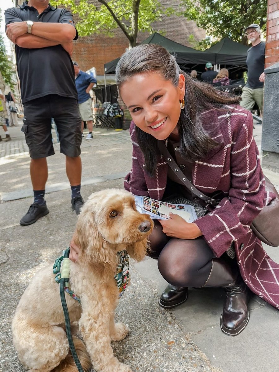 PortalSelenaBR's tweet photo. Mabel Mora está de volta!

Selena Gomez em Londres, filmando a 6ª temporada de “Only Murders in the Building”. https://t.co/1q88ZOad61