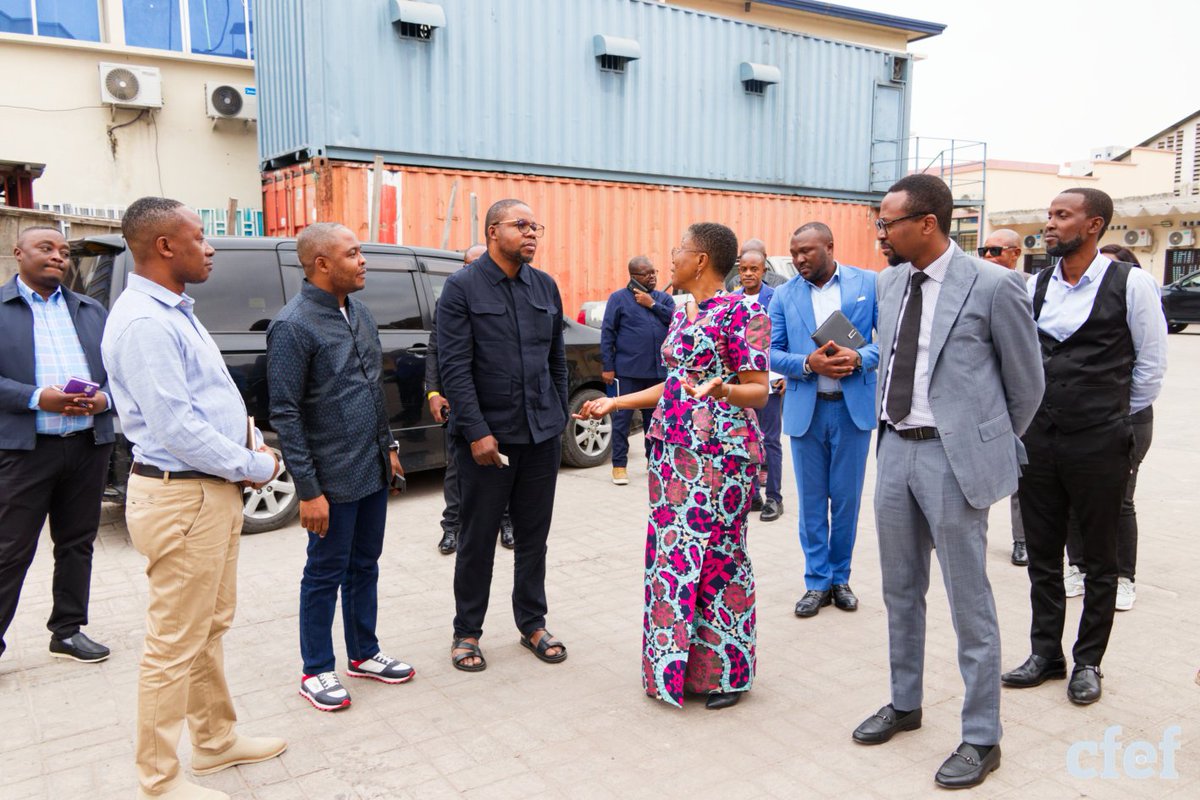 DeCom_CFEF's tweet photo. La nouvelle équipe dirigeante de la CFEF renforce la collaboration avec l'ENF
Le vendredi 24 juillet 2026, le Coordonnateur National de la #CFEF, M. Diddy Nzuzi Kitukila, accompagné du Coordonnateur National Adjoint, M. Serge Songolo Aruna, a été reçu par Mme Yvette Barhashishwa Shabani, Directeur Général de l'École Nationale des Finances (ENF).
Cette visite de prise de contact s'inscrit dans la volonté de la nouvelle équipe dirigeante de la CFEF de consolider la collaboration déjà établie entre les deux institutions, placées sous la tutelle du Ministère des Finances.
Les échanges ont porté sur les perspectives de collaboration autour des missions respectives des deux institutions, notamment en matière de renforcement des capacités des cadres de l'administration publique et d'accompagnement des projets financés dans le secteur des finances publiques.
La délégation de la CFEF a également visité la Bibliothèque centrale de l'ENF, réhabilitée dans le cadre du #PAREC sous la maîtrise d'ouvrage de la CFEF, ainsi que le site destiné à accueillir les futurs travaux d'extension des locaux de l'ENF.
Cette visite témoigne de l'engagement de la nouvelle direction à assurer la continuité des projets engagés, à accompagner les investissements en préparation et à renforcer une coopération institutionnelle au service de la modernisation des finances publiques.
#CFEF #ENF #PAREC #coopérationinstitutionnelle #Renforcementdescapacités #financespubliques #RDC